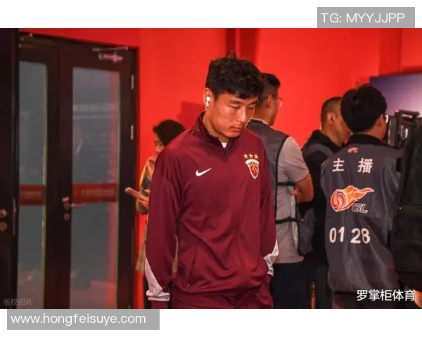 足球明星武磊现身机场引发粉丝热烈追捧与媒体关注 足球明星武磊现身机场引发粉丝热烈追捧与媒体关注